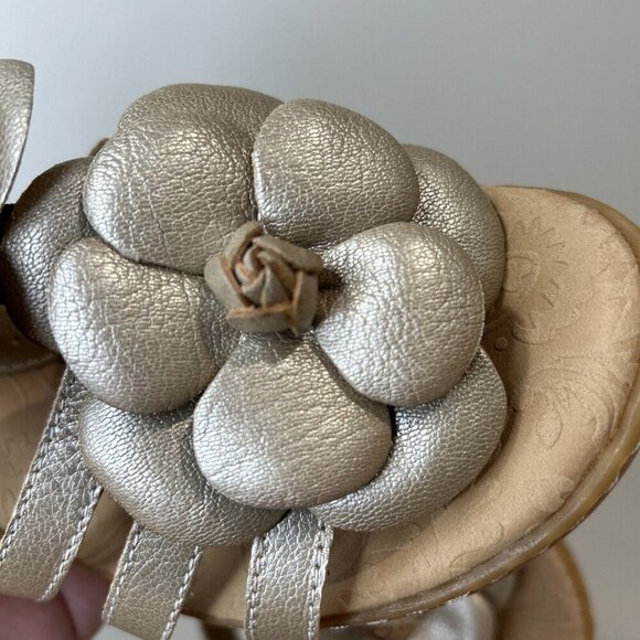 B.O.C Born Concepts Metallic Leather Champagne Flowers Block Heel Sandals Size 9 - Picture 13 of 13